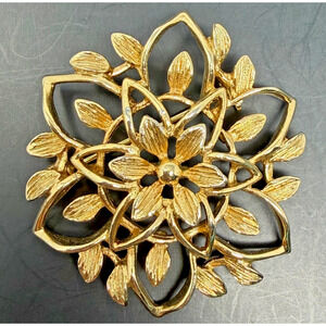 Sarah Coventry Canada Gold Tone Floral Openwork Brooch Vintage Pin